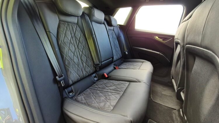Audi Q4 met zwart leder en suede