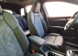 Audi Q4 met zwart leder en suede