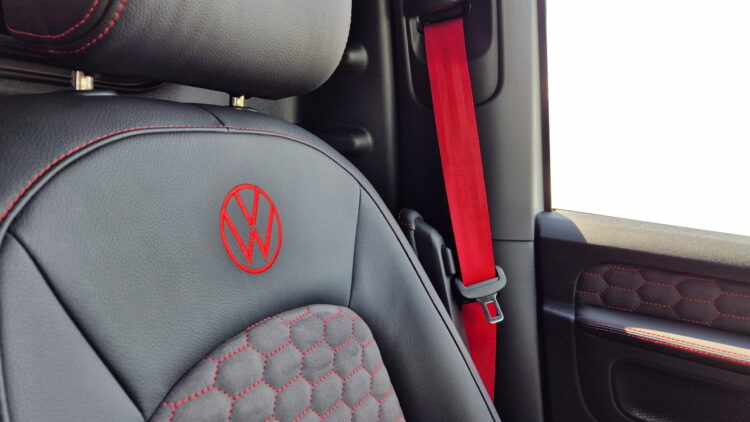 Id buzz interieur met zwart leder en rode stiksel , gordel , hemel , logo