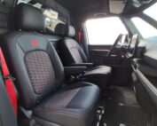 Id buzz interieur met zwart leder en rode stiksel , gordel , hemel , logo