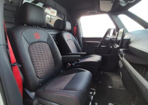 Id buzz interieur met zwart leder en rode stiksel , gordel , hemel , logo