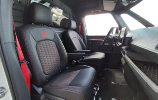 Id buzz interieur met zwart leder en rode stiksel , gordel , hemel , logo