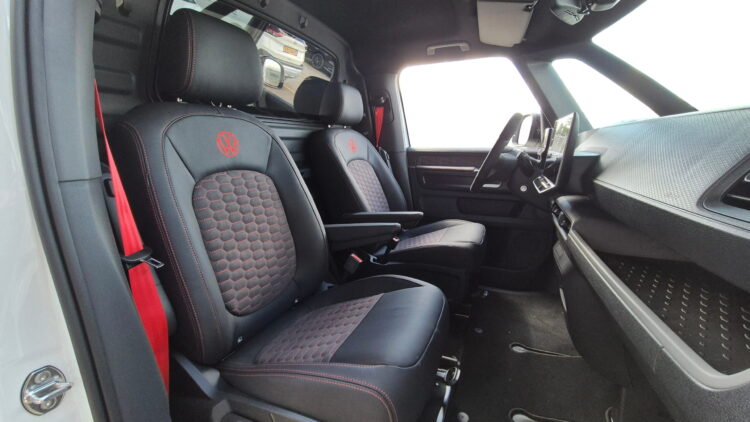 Id buzz interieur met zwart leder en rode stiksel , gordel , hemel , logo