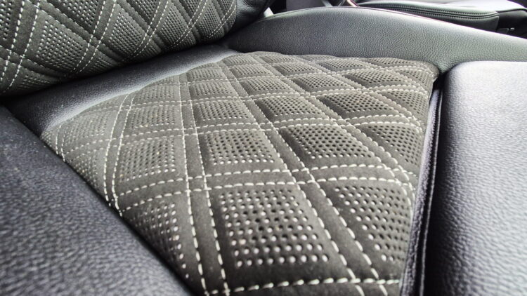 Lederinbouw Mercedes Vito met eco leder en suede + hemel.