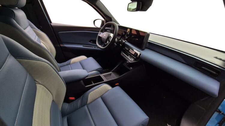 Nissan Micra met leder Ocean blue en titanium grijs.
