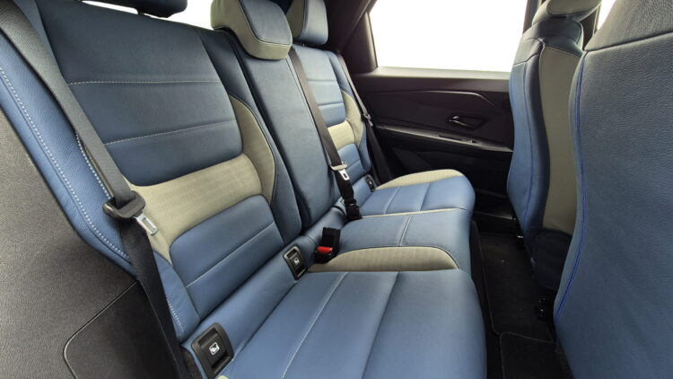 Nissan Micra met leder Ocean blue en titanium grijs.