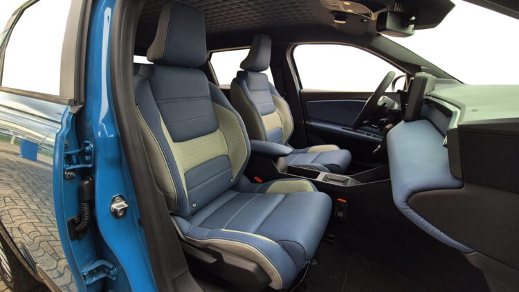 Nissan Micra met leder Ocean blue en titanium grijs.